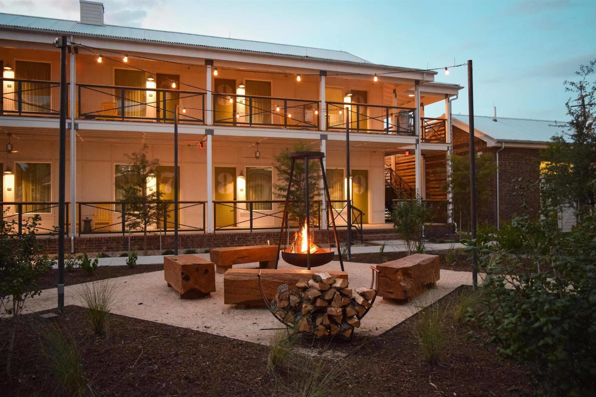 Cavalry Court, By Valencia Hotel Collection College Station Exterior foto